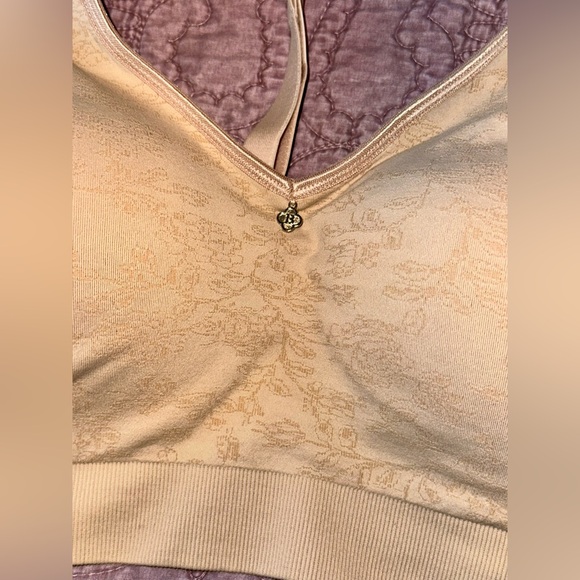 Breezies Seamless Floral Jacquard Wirefree T-Shirt Bra - Picture 13 of 14